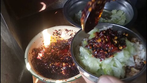 辣椒红油加白菜没有肉，在中国大陆生活好艰难，吃饱有一起上街的吗？
