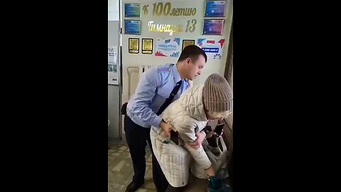 ►🚨🇷🇺🇷🇺🇷🇺 Another Navalny fan of green dye sabotage. Notice she wasn't strangled or shot?