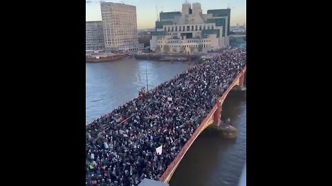 PRO-PALESTINIAN PROTESTERS MARCH OVER LONDON BRIDGE🇵🇸🥷🌉🐚💫