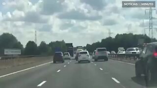 Carro infantil é flagrado em estrada na Inglaterra
