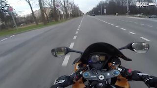 Spaventoso! Motociclista evita l'impatto all'ultimo secondo...