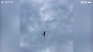 Helicóptero voa com hélices paradas! 7