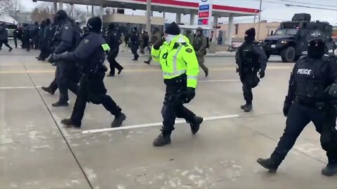 POLICE AGGRESSIVELY ADVANCE ON AMBASSADOR BRIDGE PROTESTORS