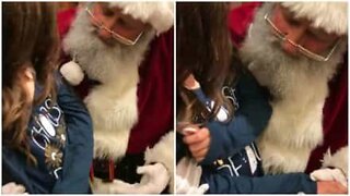 Liten flicka ber jultomten att göra hennes kusin frisk