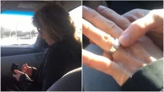 Após 30 anos casada, mulher recebe novo anel de casamento
