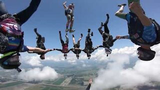 Paracadutismo: un lungo tuffo nel cielo!