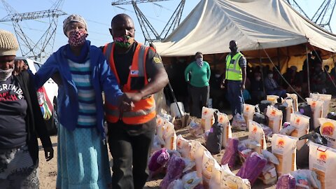 SOUTH AFRICA - Cape Town - Lulwazi and the Gift of The Givers Donating Food Parcels (Video) m (LS8)