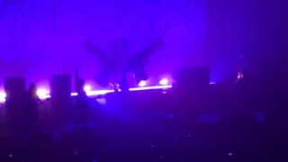 Marilyn Manson é esmagado cenário do palco durante show em NY