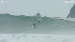 Une mauvaise vague renverse durement un surfeur