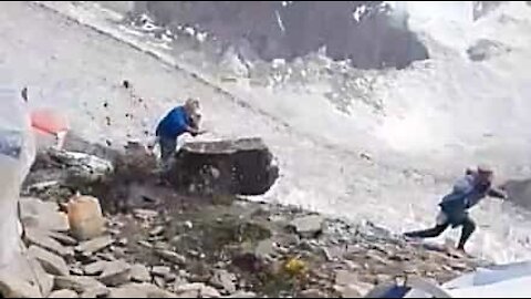 Pedra gigante quase acerta em alpinista!