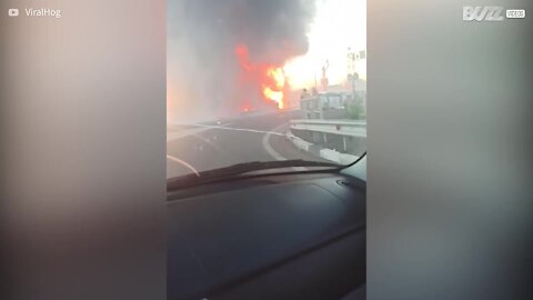 Explosão em posto de combustível causa gigante bola de fogo