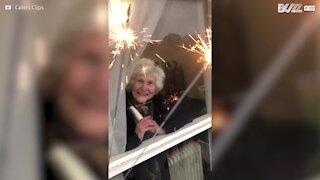 Quarentena: vizinhos surpreendem mulher de 86 anos no seu aniversário