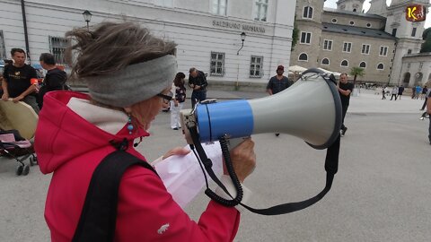 Eine Dame hat ein paar Zeilen für uns bereit am Mozartplatz - 10.07.2022