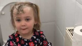 Menina apanhada a lavar o cabelo de forma estranha