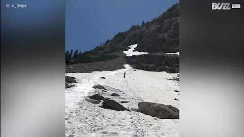 Esquiador desce montanha e salta por cima de iceberg!