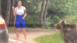 Mulher é quase atacada por urso após tirar fotografia