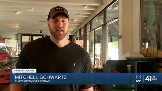 Chiefs lineman Mitchell Schwartz takes to kitchen to help others