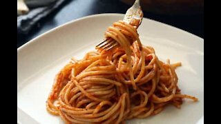 Mand spiser spaghetti med saks!