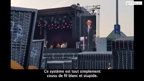 Helge Schneider en a assez du régime stupide de la RFA et interromp le spectacle. VOST-Fr