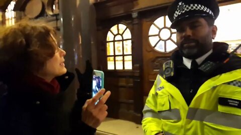 If This Was A pub You Would be Dragging Her Out #METPOLICE 🤔🤔🤔🤔🤔🤔🤔🤔🤔🤔🤔