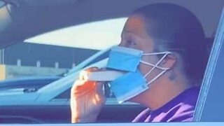 Cette femme a trouvé une solution pour manger tout en portant son masque