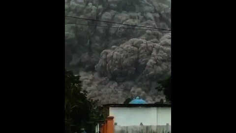 GUNUNG SEMERU ERUPSI MEMUNTAHKAN AWAN PANAS, WARGA PANIK MENYELAMATKAN DIRI ERUPSI SEMERU!