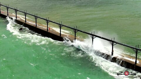 Massive waves nearly sweep kids off lighthouse pier