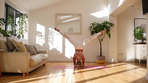 Yoga Expert Demonstrates Awesome Headstand Workout