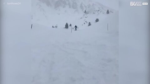 Un saut à ski finit en roulade dans la neige