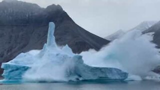 Fotógrafos registram iceberg se desfazendo