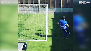 Rapaz arranja forma criativa de treinar futebol sozinho