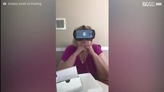 La réaction amusante d'une mamie face à la réalité virtuelle