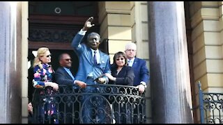 UPDATE 1 - Nelson Mandela statue unveiled in Cape Town (7K3)