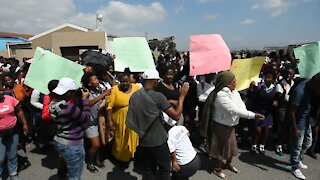 SOUTH AFRICA - Cape Town - Silversands and Mfuleni residents clash over school(Video) (38u)