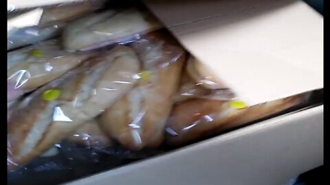 Inmigrantes ilegales tiran cajas de comidas de ayudas del Gobierno socialcomunista de España