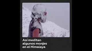 Un monje en el Himalaya medita bajo temperaturas gélidas