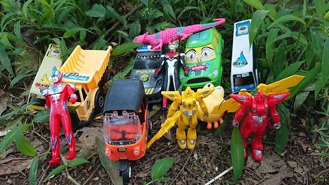 Menemukan Mainan Robot Gundam, Bus Tayo, Ultraman, Mobil Patroli Polisi dan Bajai