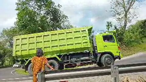 Tikungan Tajam || Truk Hino 500