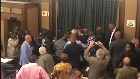 Update 1 : Scuffles, threats and law enforcement at Nelson Mandela Bay council meeting (Jrb)