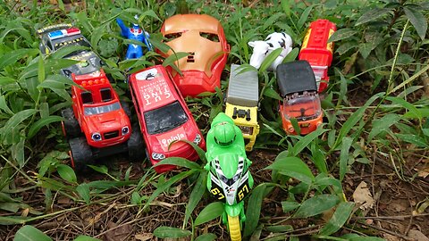 Menemukan mainan mobil mobilan, Bajaj, Sapi, Motor Ninja, Topeng Iron Man, Mobil Monster