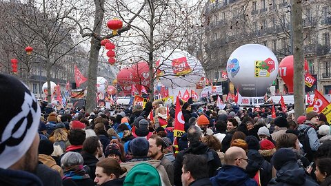 LIVE: Paris / France - Protests after Macron government bypasses parliament on retirement age