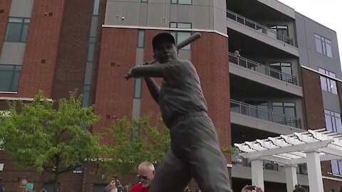 Tribe unveils Rocky Colavito statue on his 88th birthday in Little Italy