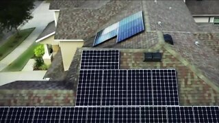 Florida gov vetoes bill that would end solar power credits