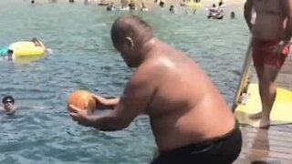 Cet homme fait une bombe dans la piscine et fait voler un ballon dans les airs