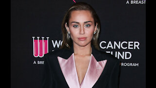 Miley Cyrus says Dolly Parton contacts by fax