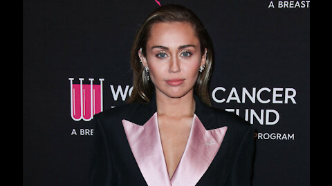 Miley Cyrus says Dolly Parton contacts by fax