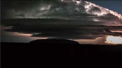 Timelapse-video ukkosmyrskystä Australiassa