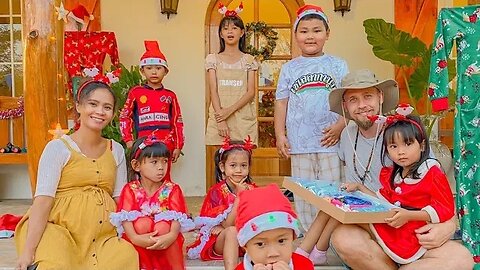 It's Christmas In Thailand & The Whole Village Knows It! 🇹🇭🎅