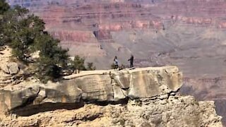 Assustador! Jovem quase cai no Grand Canyon