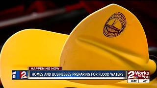 Businesses prepare for flooding along Illinois River